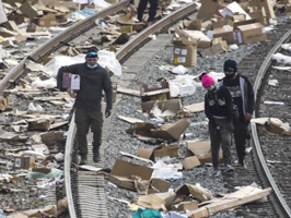 LA train scavengers - Photo by Irfan Khan, Los Angeles Times