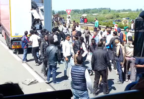 Violent mob of Muslim hijackers