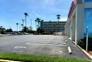 Allegedly overwhelmed hospital's parking lot is empty